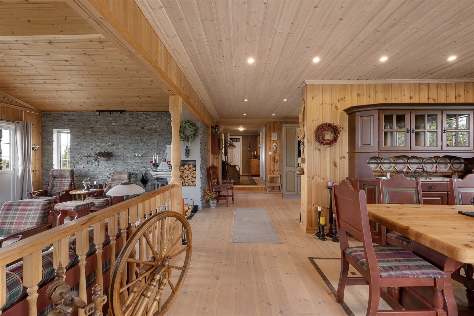 Hytta har nye overflater, gulv og vegger med spotter i taket. Galleribilde