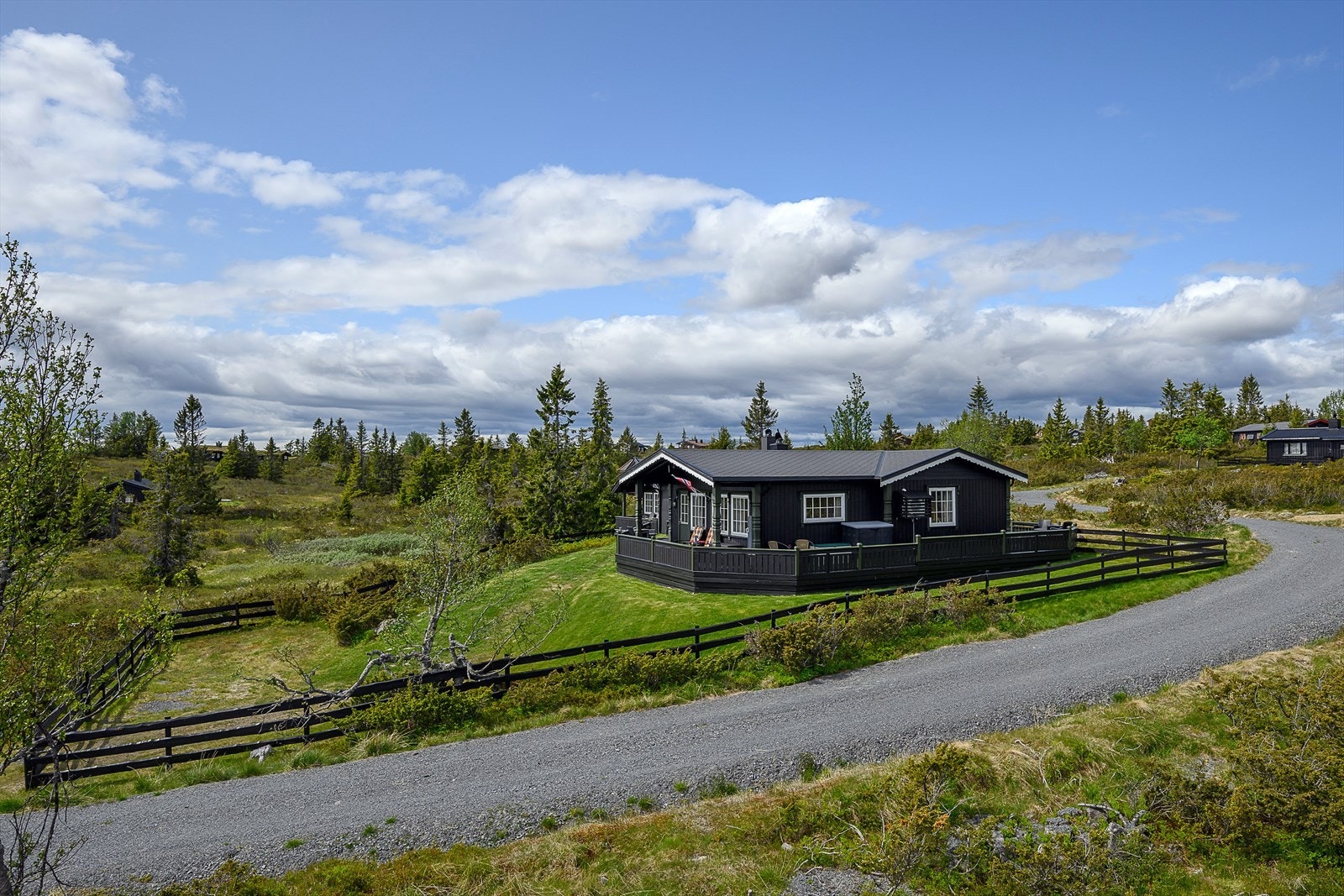 Eiendommen fremstår godt vedlikeholdt. Et hyggelig uteområde er delvis inngjerdet. Galleribilde