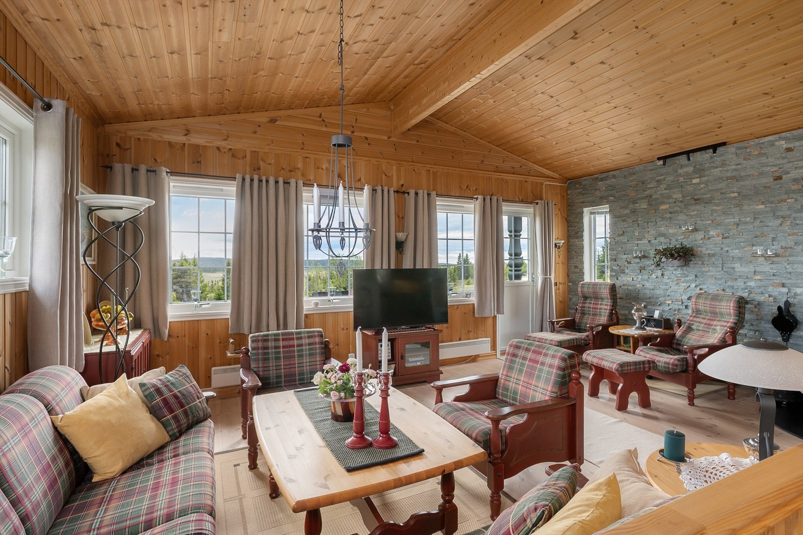 Det er en tradisjonell stil i hytta med panel i tak og på vegger, samt tregulv i de fleste rom. Galleribilde