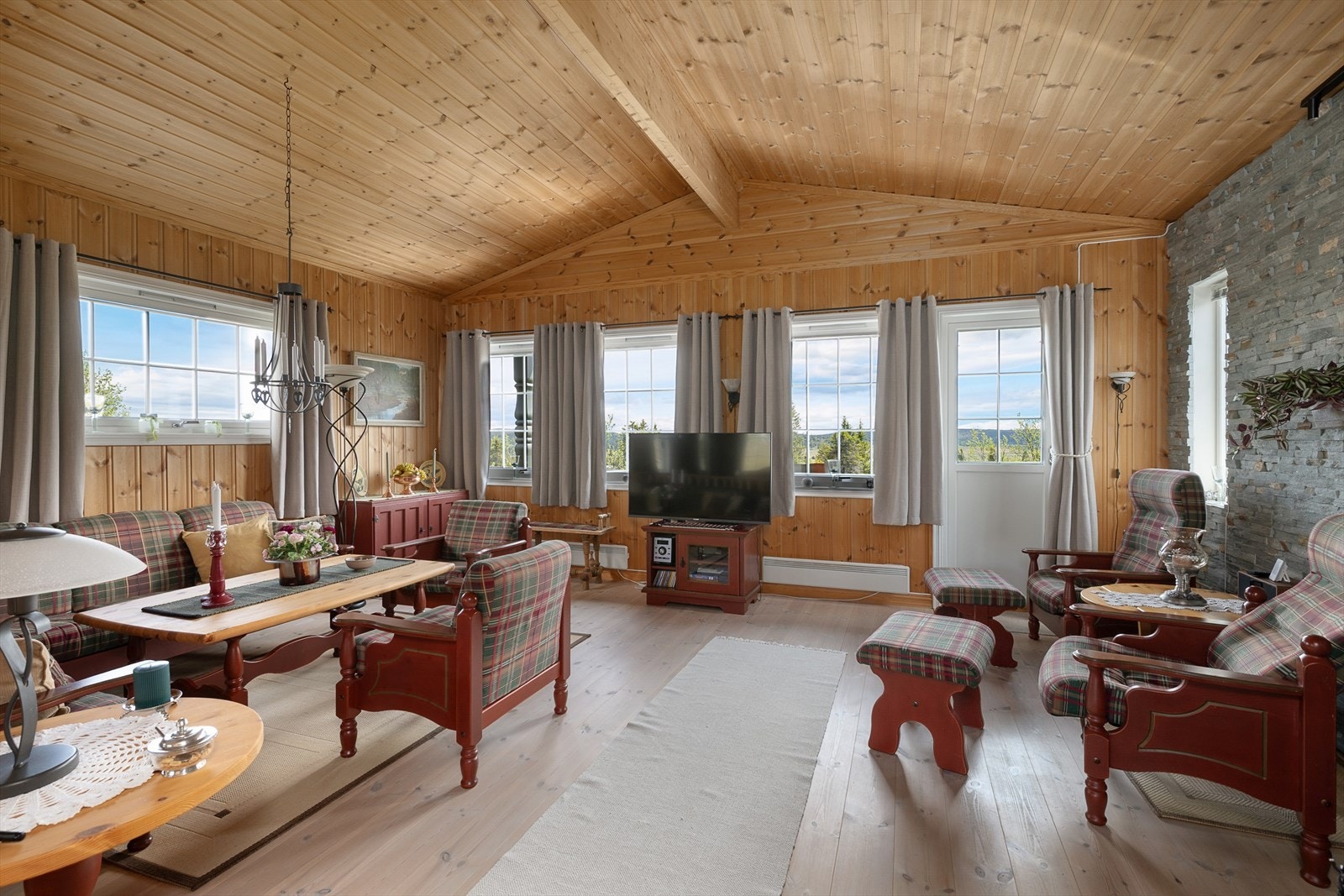 Lys og romslig stue med god plass til salong og skap for oppbevaring. Galleribilde