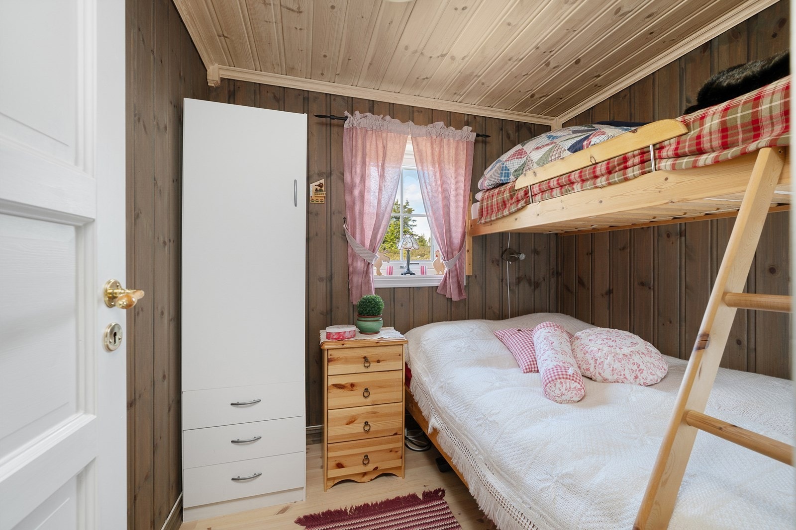 Soverom 3 er innredet med familiekøye og et høyskap for oppbevaring. Galleribilde