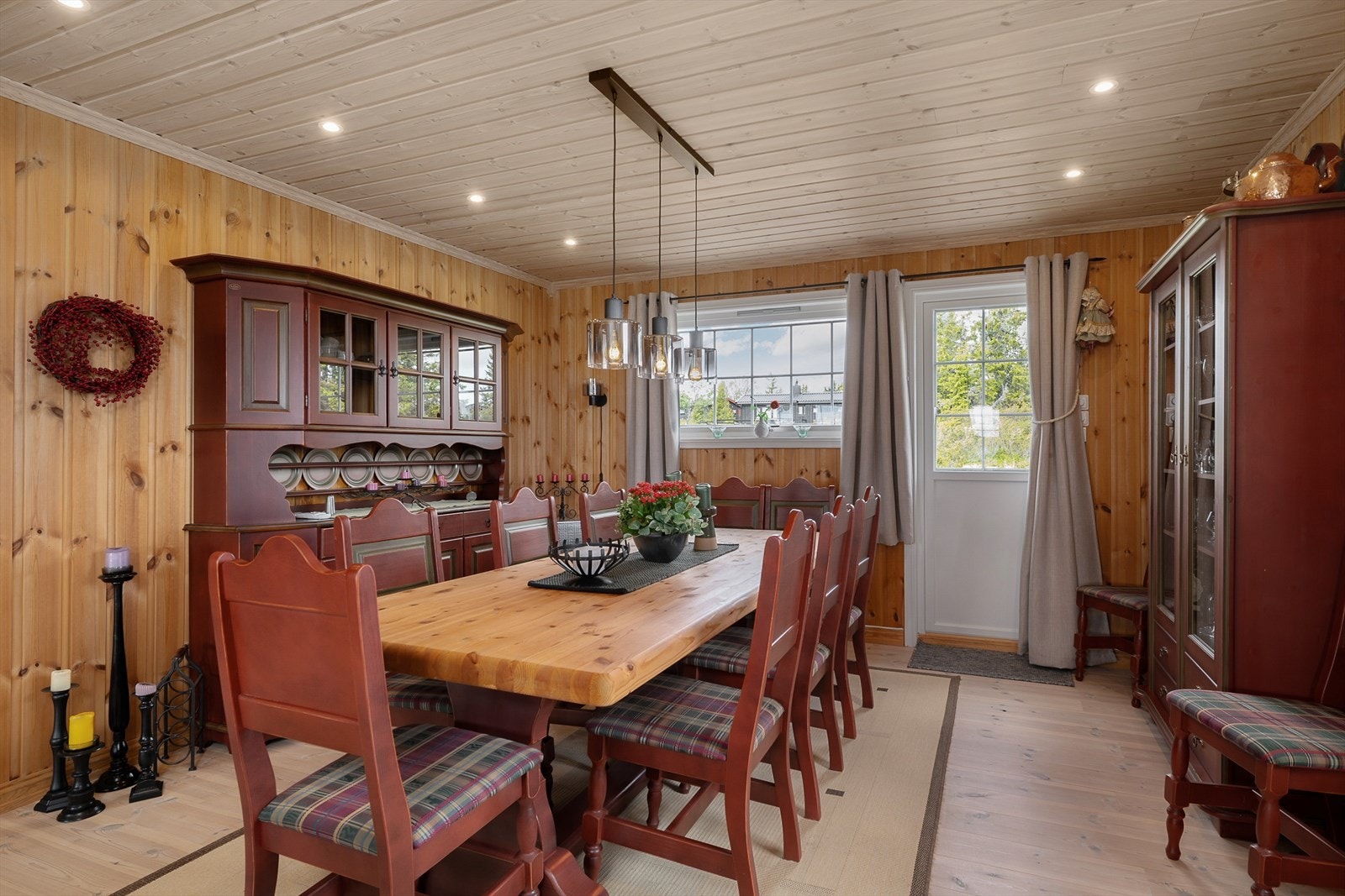 Fra spisestuen er det dør ut til terrasse med kveldssol. Galleribilde