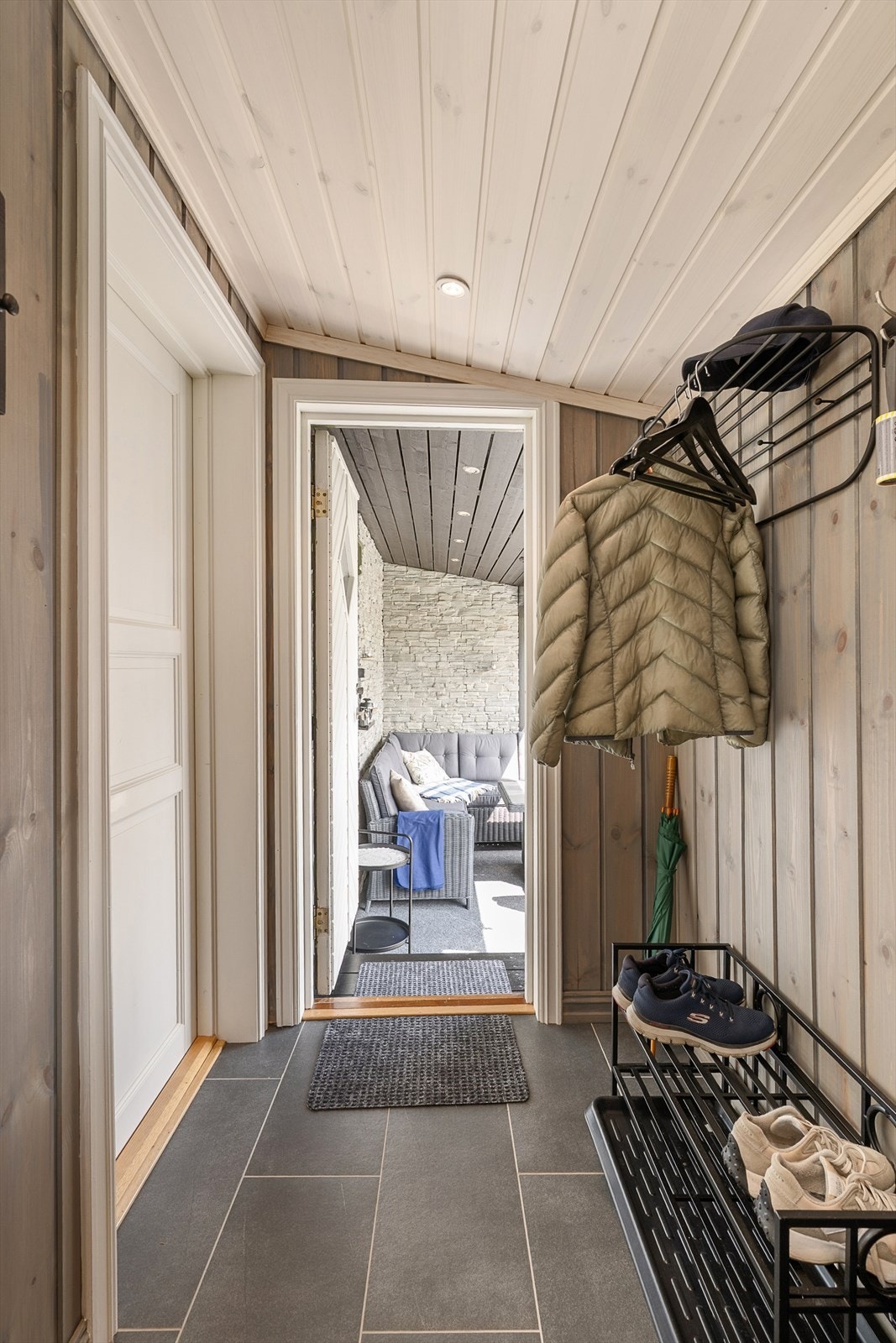 Lys og fin gang med oppheng til yttertøy samt varmekabler i gulvet. Galleribilde