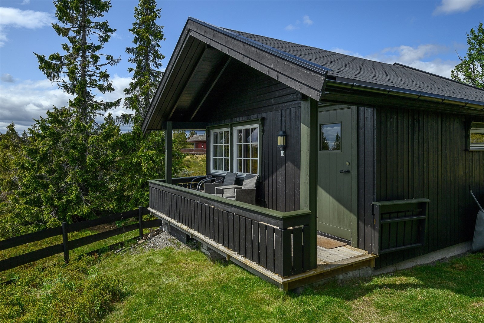 Anneks med eget kjøkken, bod og hems! Her med en koselig uteplass hvor du kan nyte solen og stillheten. Galleribilde