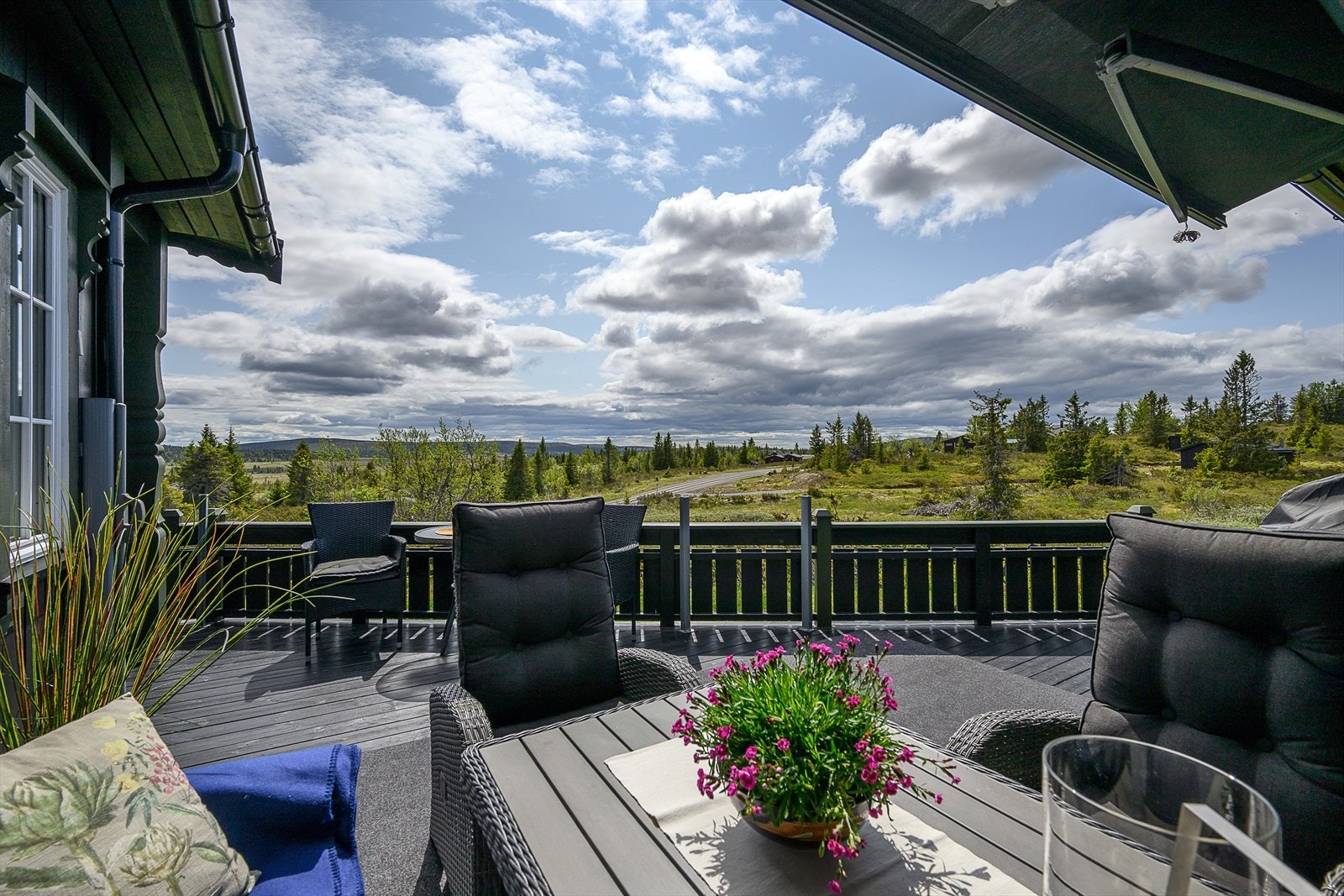 Verandaen er stor og har gode møbleringsmuligheter. Her kan du sitte å slappe av og nyte den flotte naturen etter en dag på tur i fjellheimen. Galleribilde