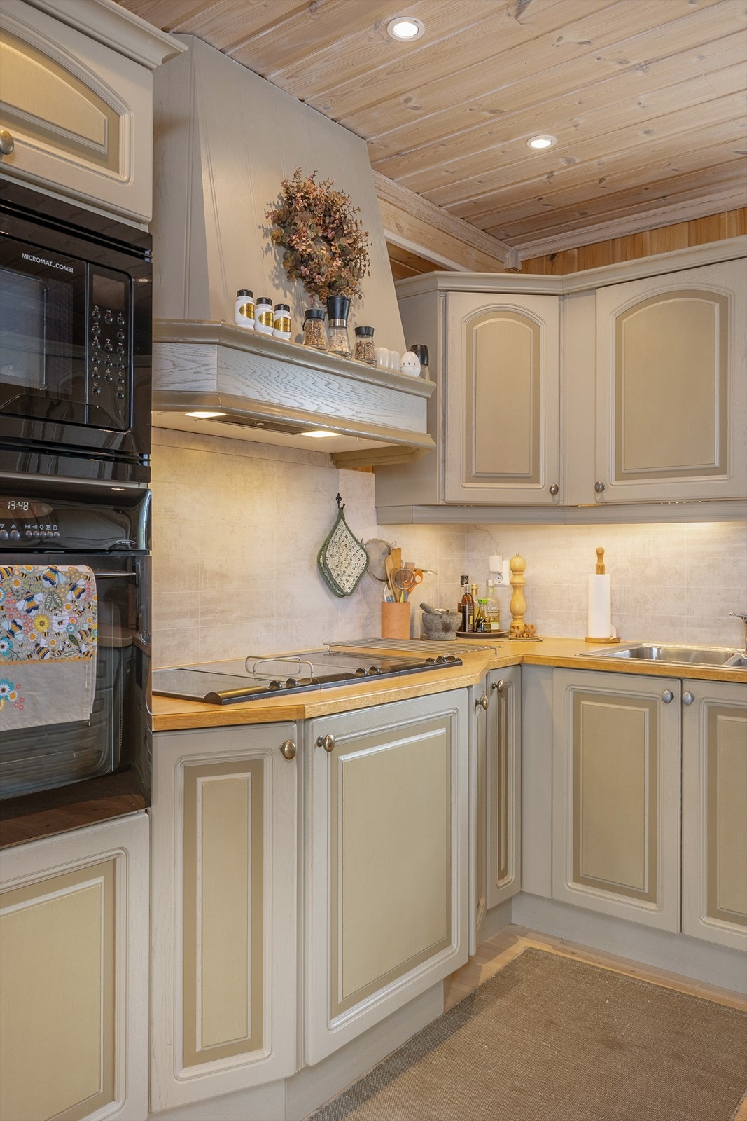 Pent og velholdt kjøkken kjøpt brukt for noen år siden med lite slitasje. Galleribilde