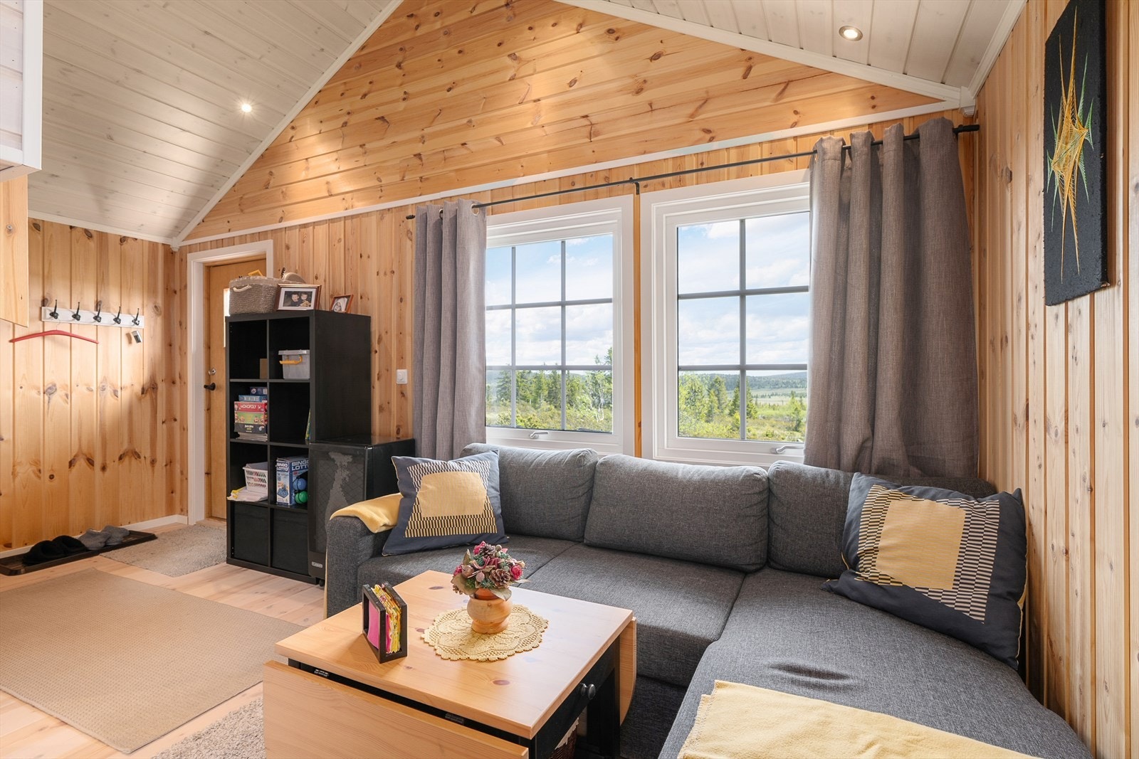 Lyst og trivelig oppholdsrom med plass til hjørnesofa i annekset. Her kan du trekke deg tilbake og slappe av med en god film. Galleribilde