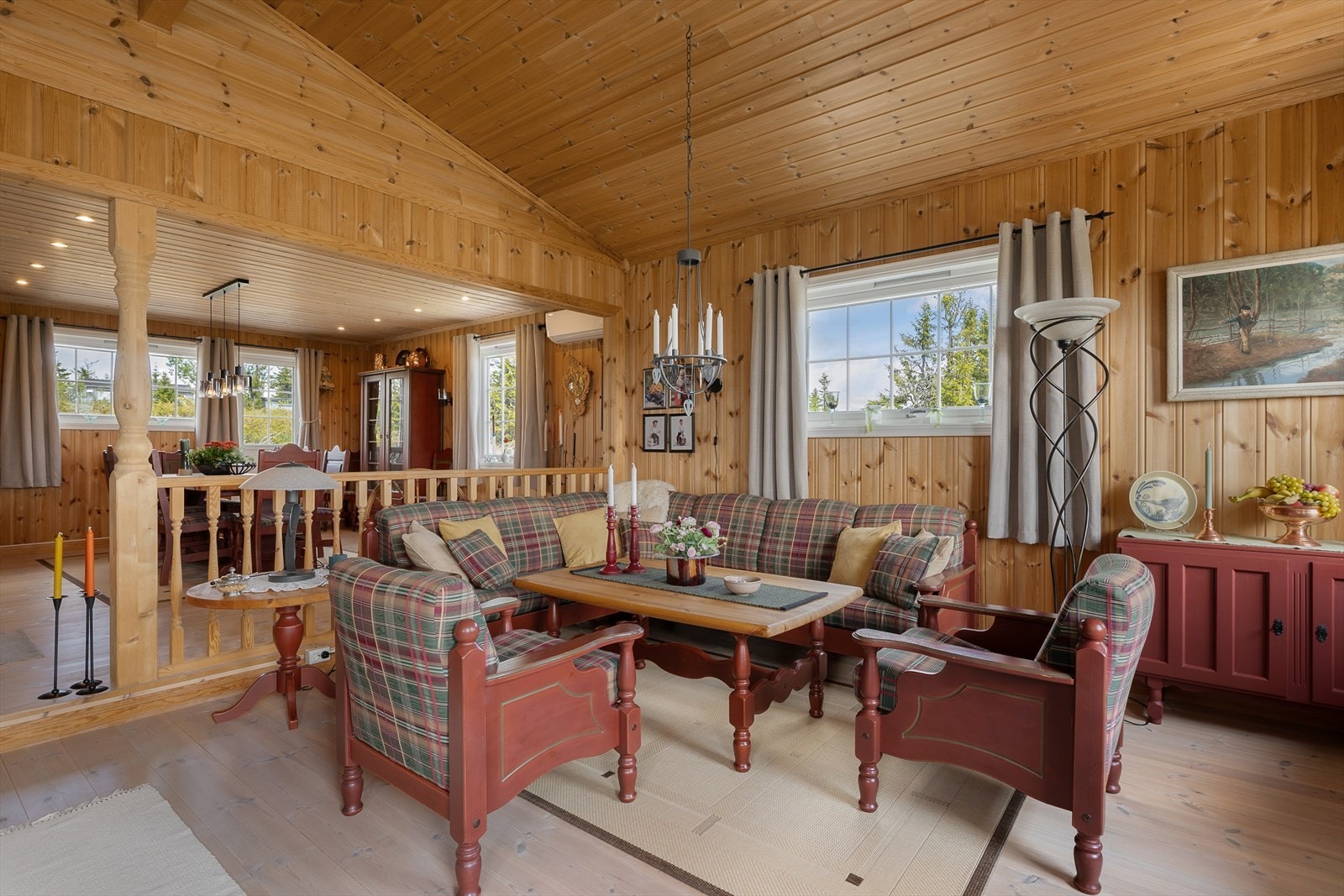 Alle møbler i hytta følger med. Galleribilde