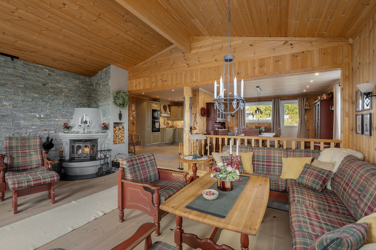 Oppholdsrommet er sosialt og hyggelig med åpen stue/spisestue og kjøkken løsning. Det er ett trinn ned til stua. Galleribilde