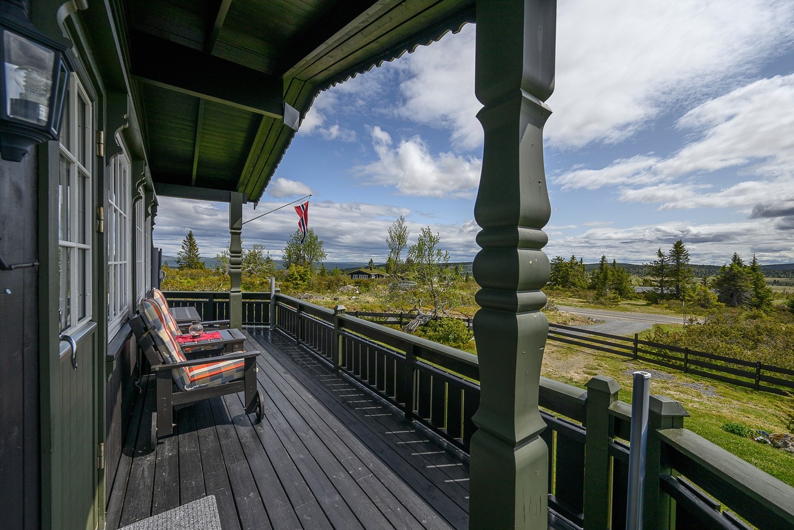 Praktisk overbygg som øker bruksverdien av terrassen. Lun og fin krok, skjermet for vær og vind. Galleribilde