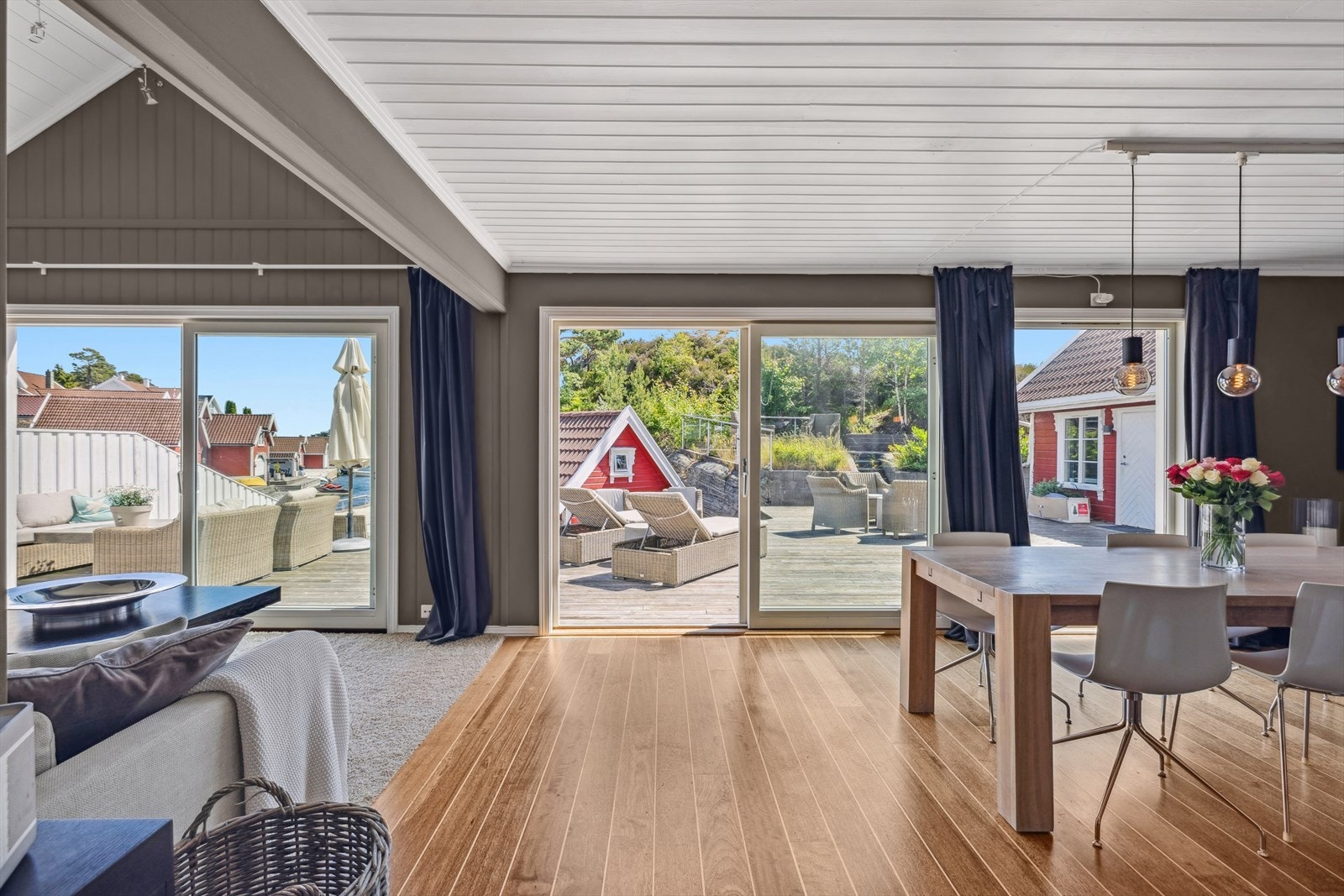 Skyvedører fra stuen gjør det enkelt å åpne opp til uteområdet. Galleribilde