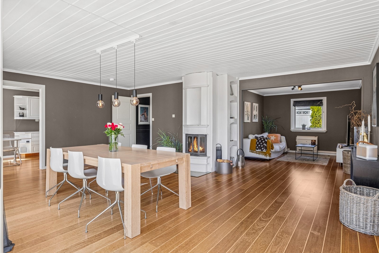 I stuen finner man vedovn og ei varmepumpe. Galleribilde