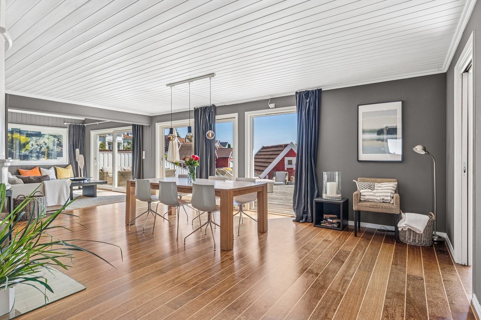 Stuen har store vindus overflater som gir godt med naturlig lys inn i boligen. Galleribilde