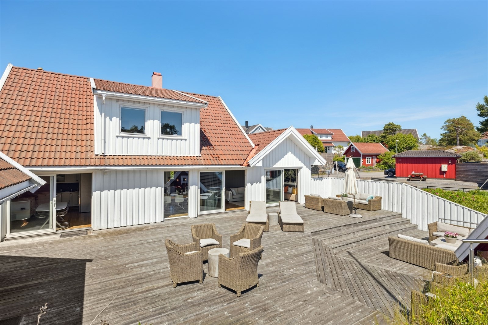 Uteområdet kan deles inn i flere soner med diverse sittegrupper. Galleribilde