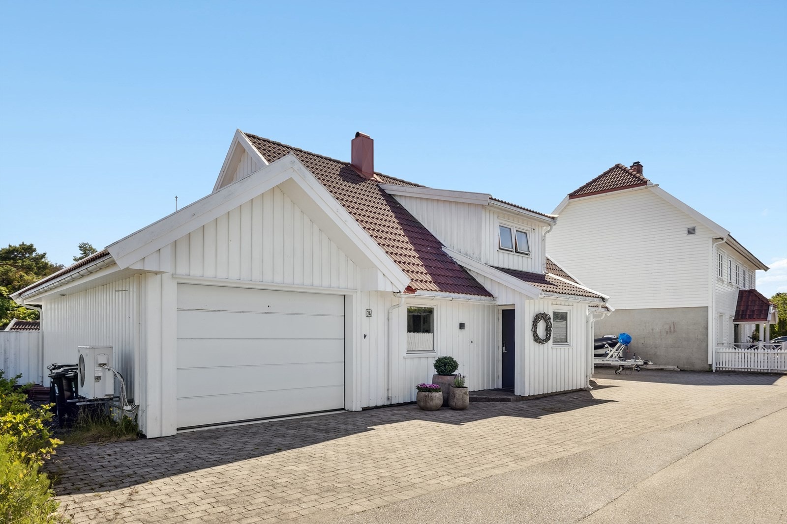 Garasje med elektrisk port. Rikelig med biloppstillingsplass på tomten. Galleribilde