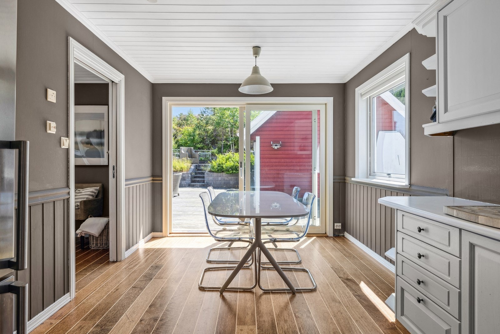 Skyvedører fra kjøkkenet og ut til bryggen. Galleribilde