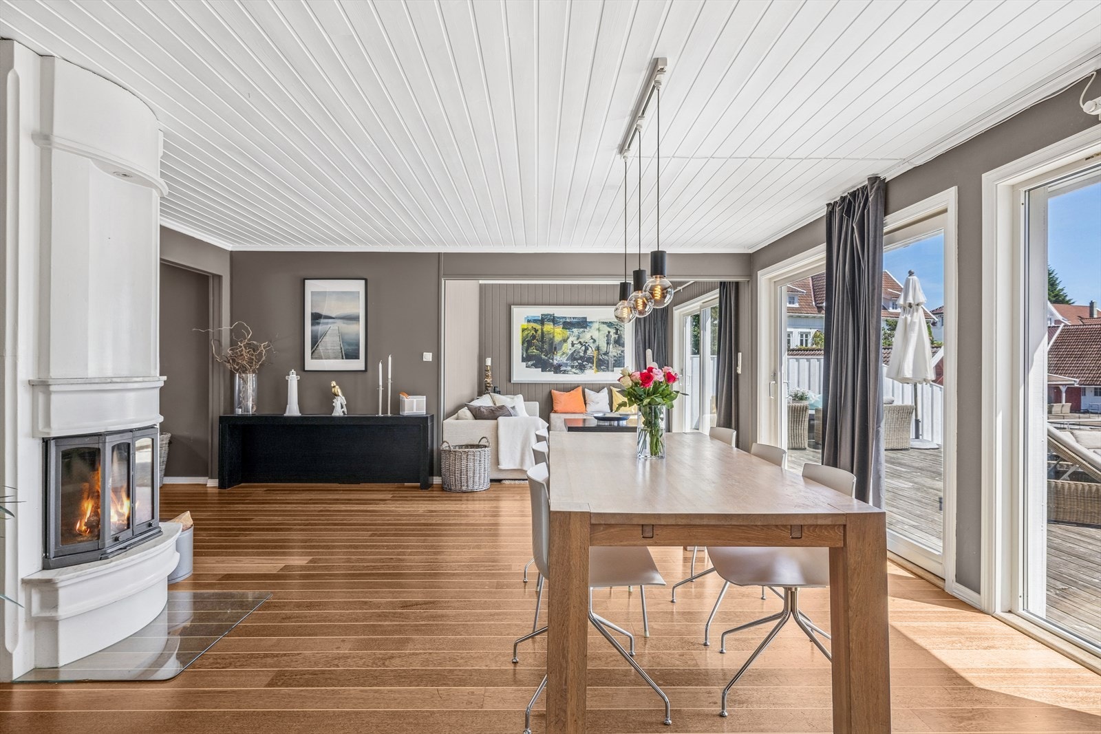 Stuen kan enkelt møbleres med flere sittegrupper. Galleribilde