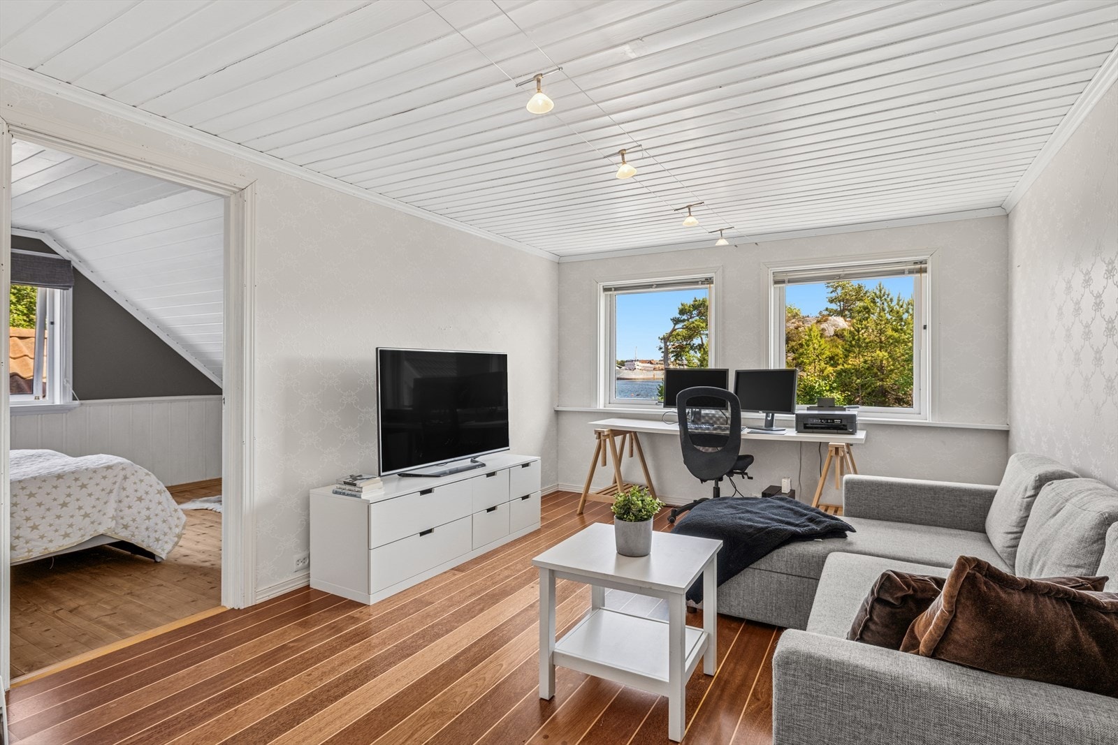 Loftstuen brukes i dag som delvis kontor og tv-stue. Galleribilde