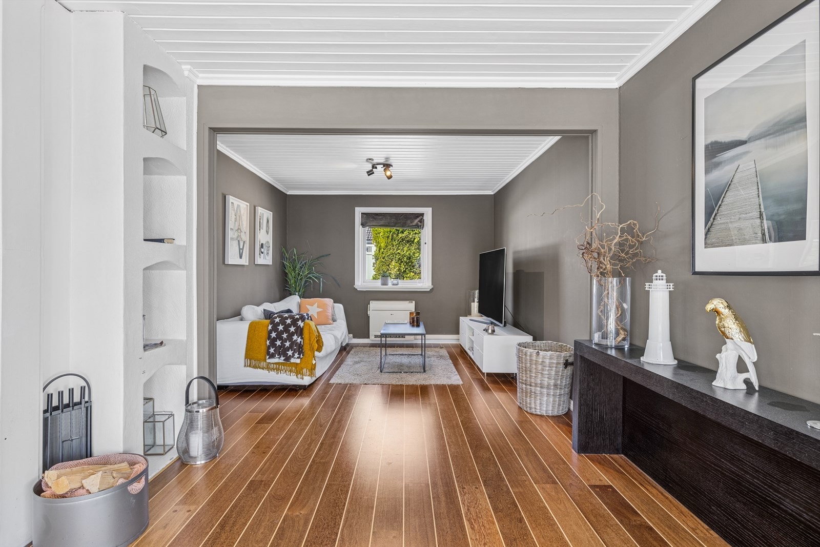 Tv-stuen er i byggetegninger tegnet inn som et soverom men som i dag benyttes som tv-stue. Galleribilde