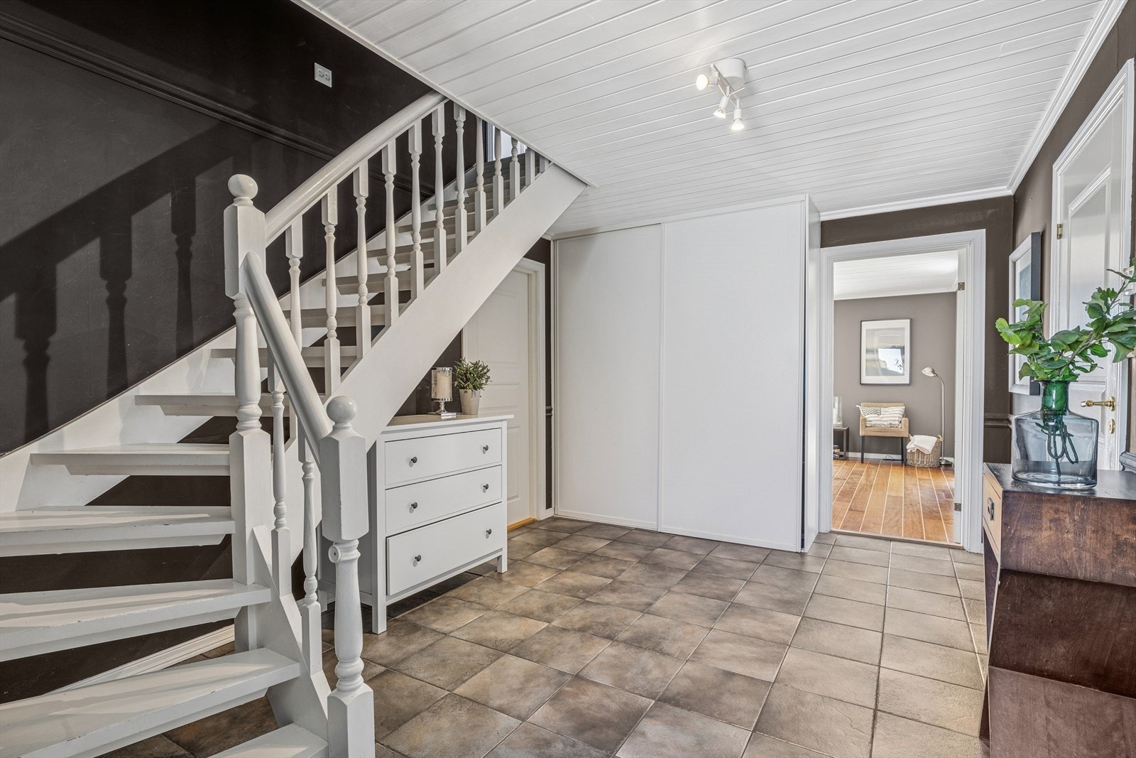 Velkommen inn til flislagt entrè med garderobeskap. Galleribilde