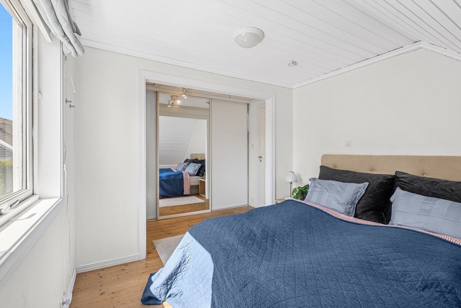 Åpnet opp mellom soverom og walk-in. Walk-in er opprinnelig godkjent som soverom. Galleribilde