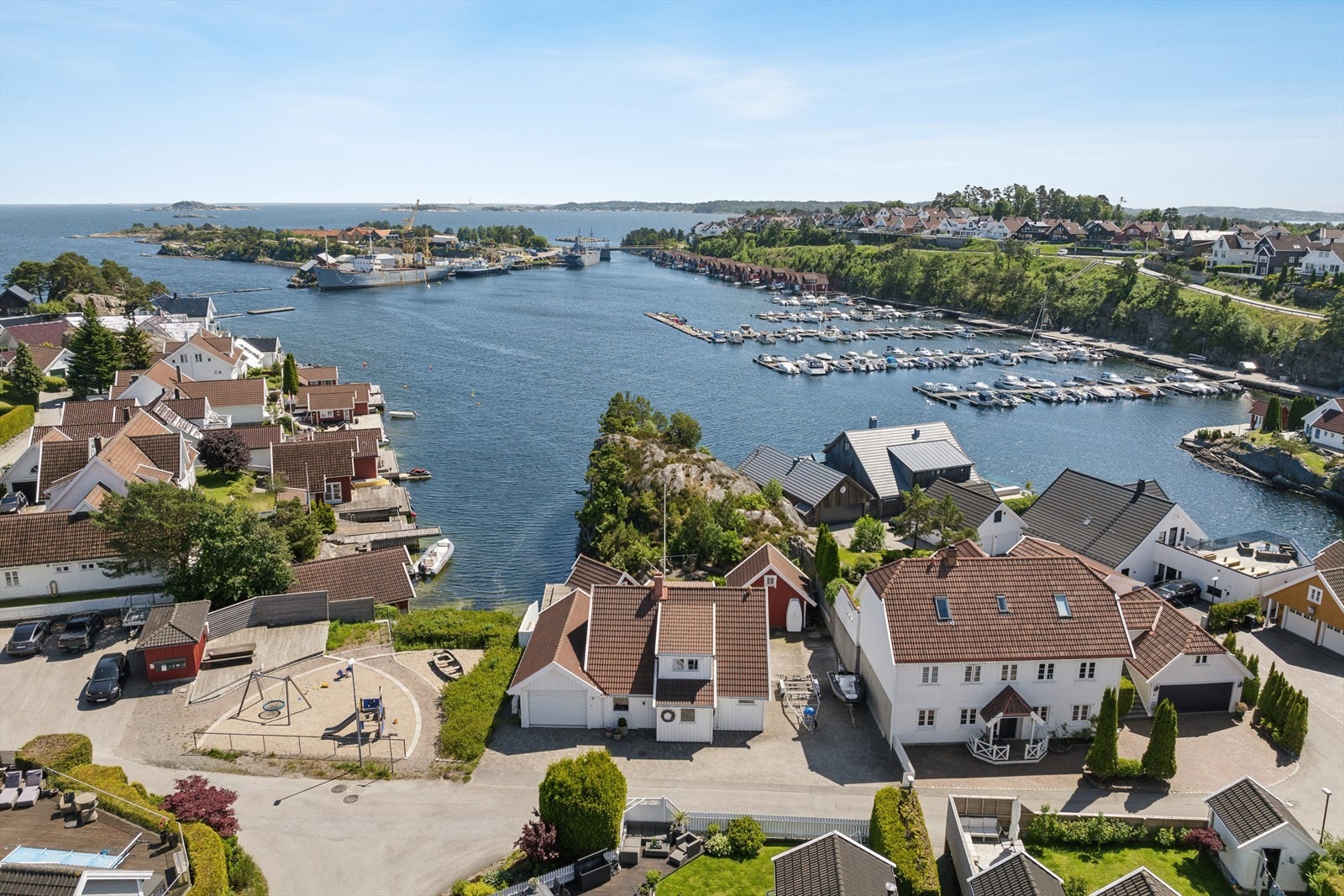 En innholdsrik enebolig beliggende på Andøya i Kristiansand med brygge. Galleribilde