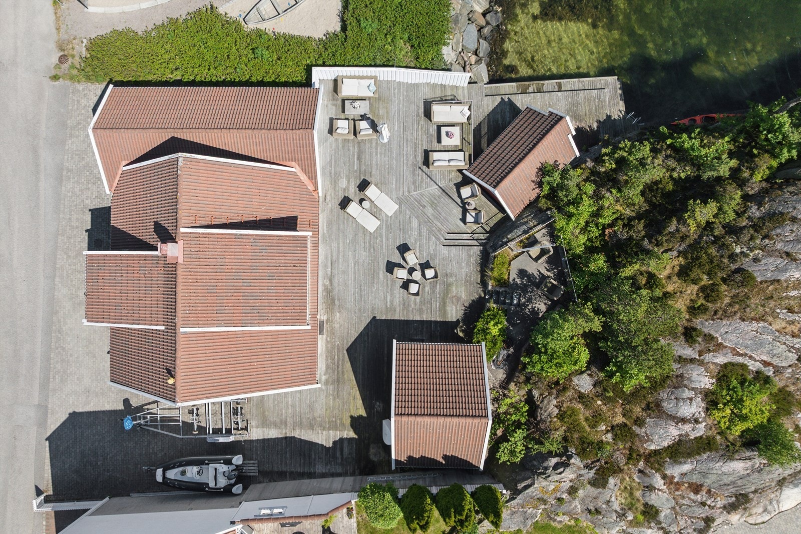 Tomten er godt opparbeidet biloppstillingsplasser, terrasse og brygge. Solrik tomt. Galleribilde