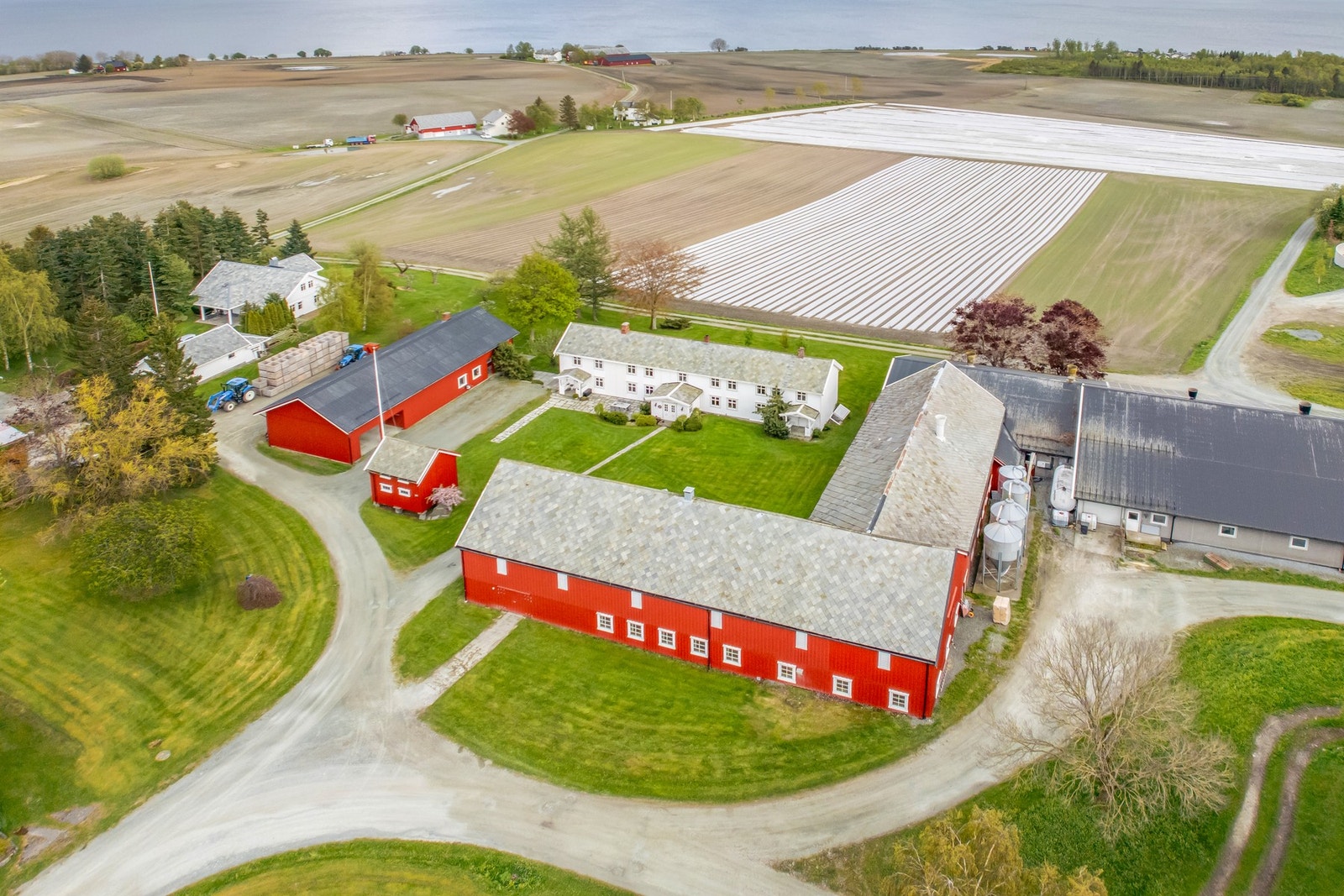 Fjøset er påbygd i 2005 og 2010. Moderne grisfjøs med bergvarme som varmer opp alle gulv i 2005- og 2010 avd. Eiendommen har også strandlinje. Galleribilde