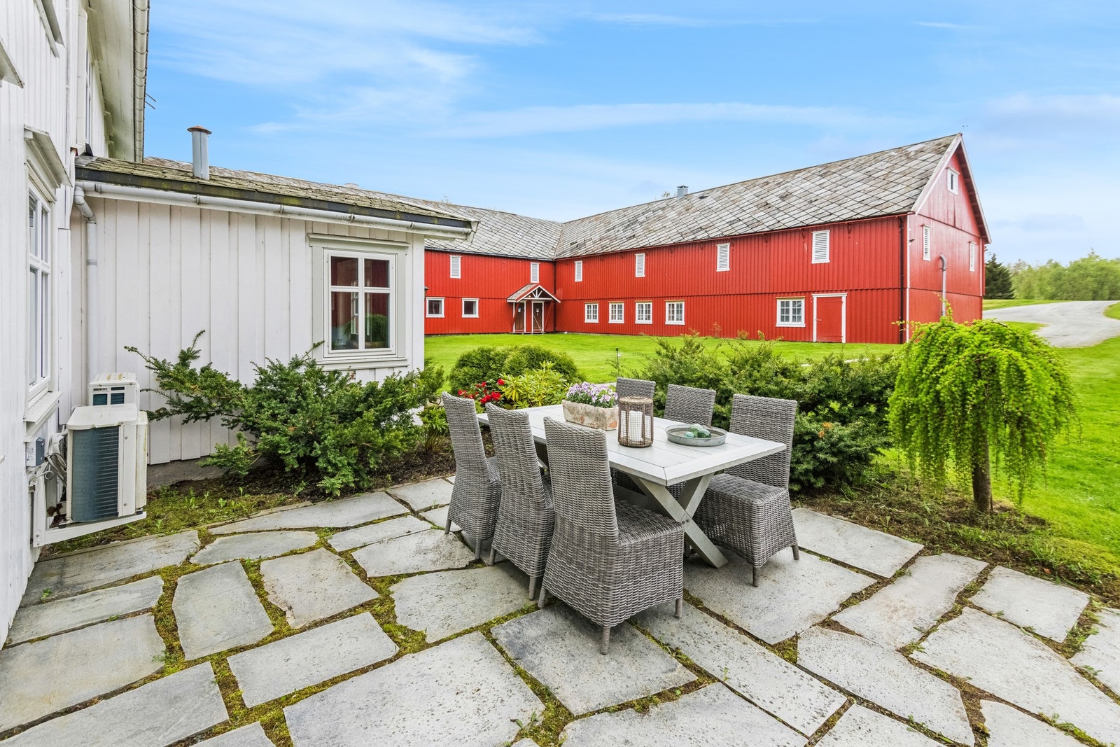 Uteplass på tunet. Galleribilde