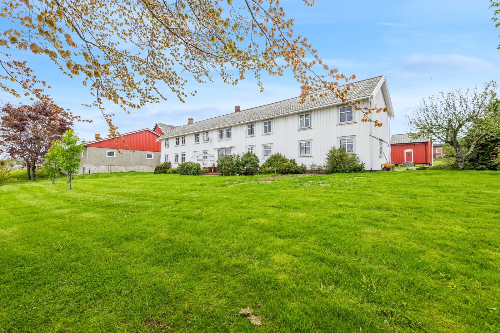 Flott våningshus med skiferstein på tak. Galleribilde