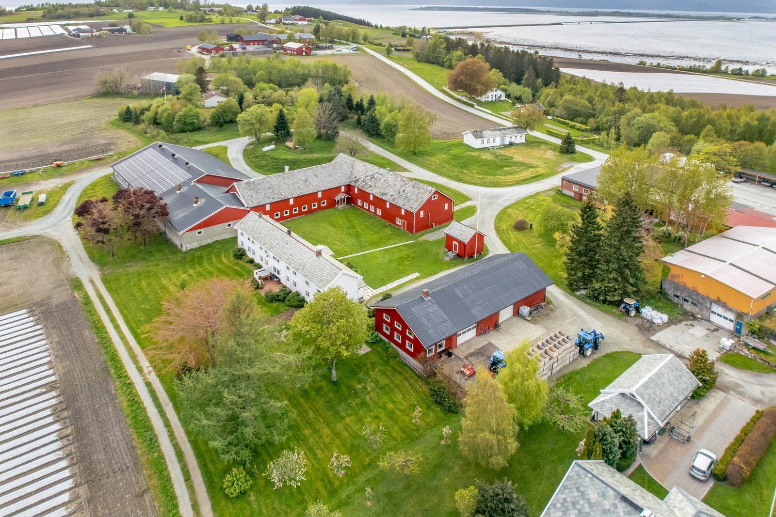 Eiendommen ligger flott til på Frosta. solcellepanel installert på fjøstaket (65000 kwh) . Galleribilde