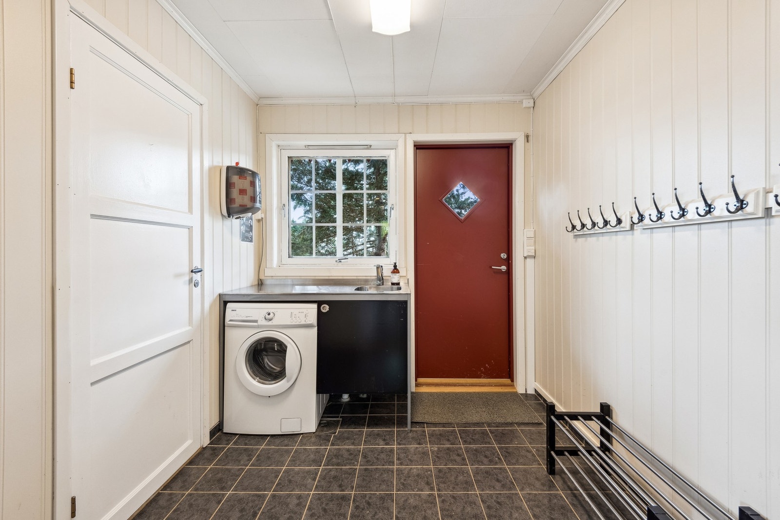 Vaskerom/Garderobe i personalavdeling. Galleribilde