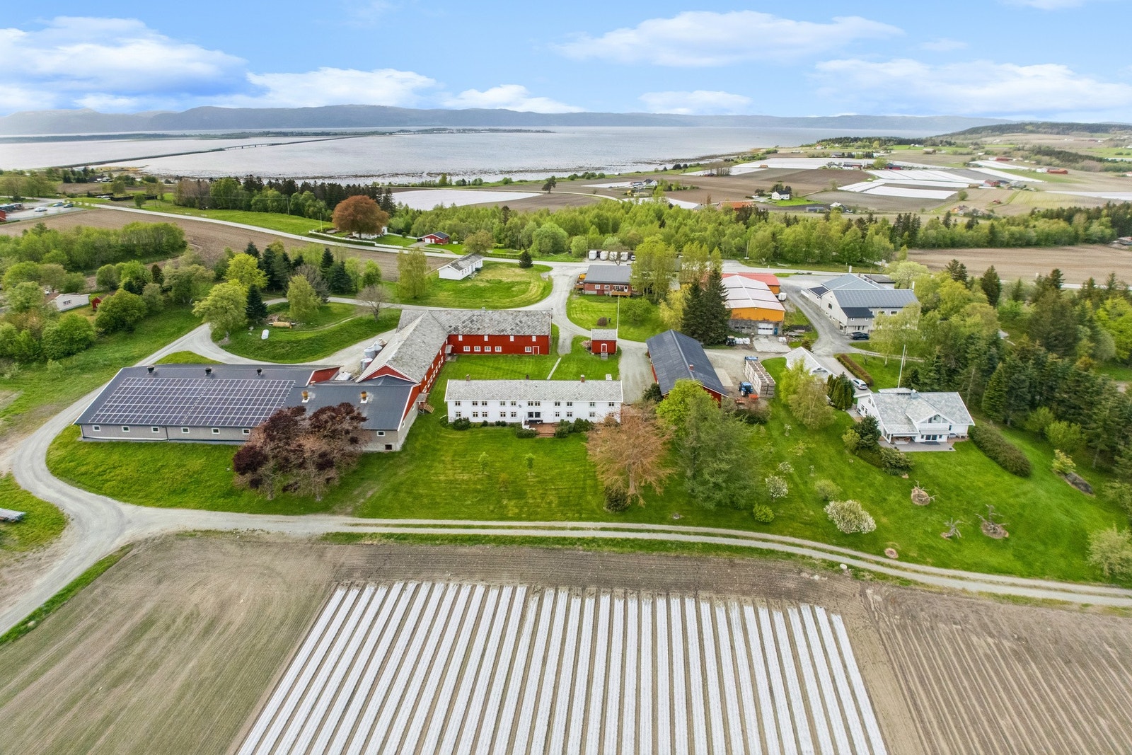 Innholdsrik gård med driftsbygning, våningshus, stabbur, grønnsakslager og redskapshus med lager og oppholdsrom. Galleribilde