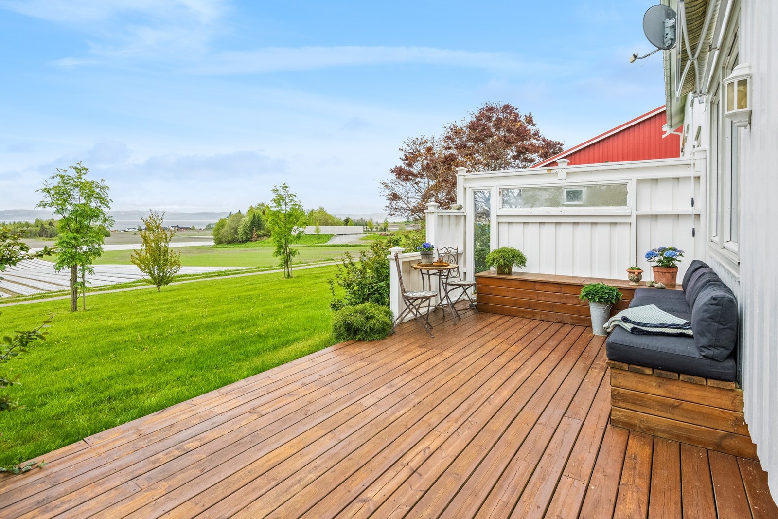 Terrasse med utsikt mot sjøen. Galleribilde