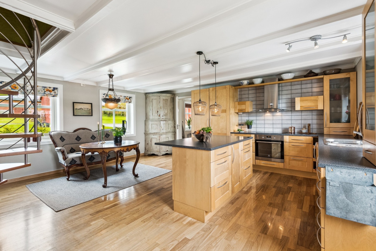 Stort kjøkken med innbygde hvitevarer. Galleribilde