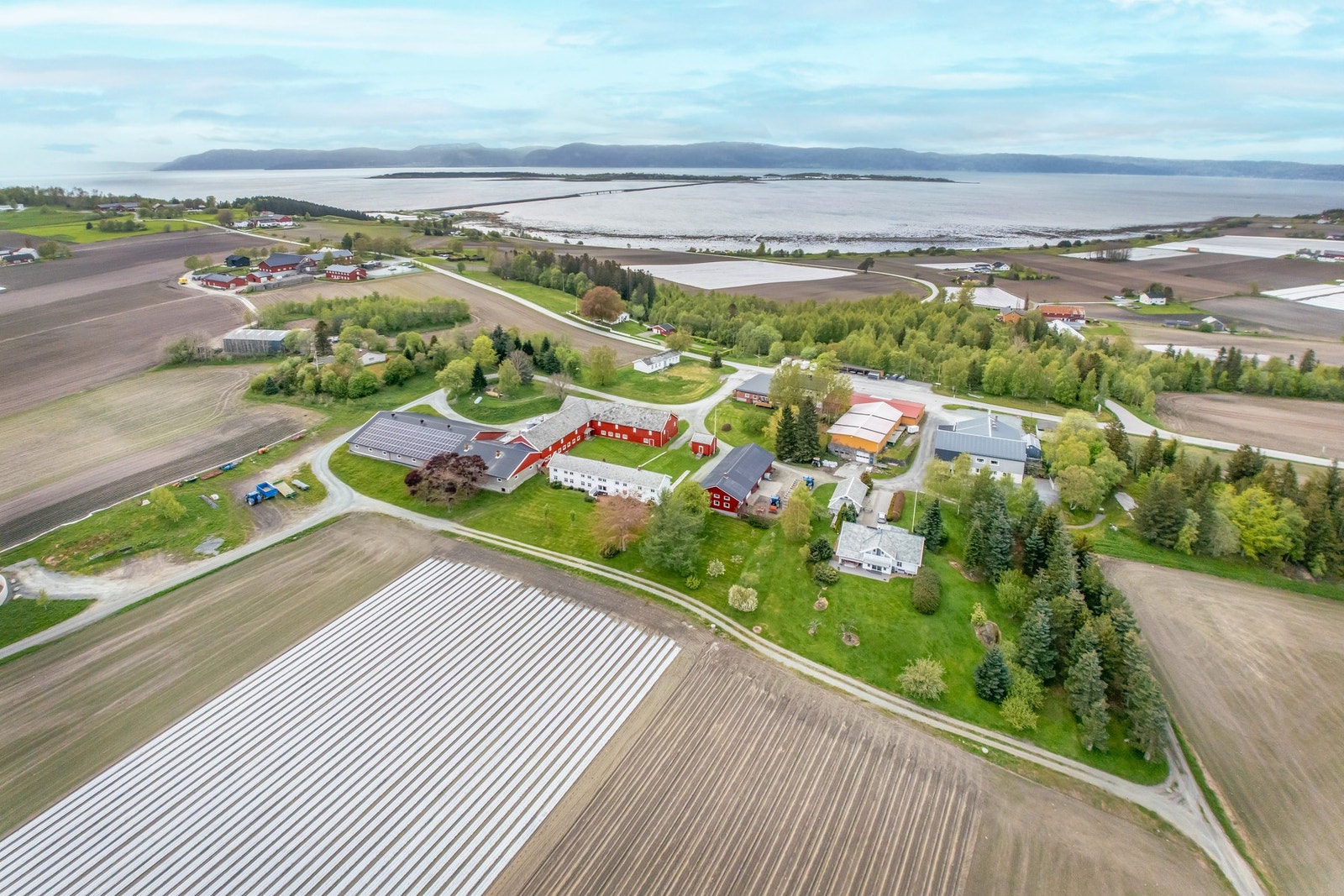 Dronefoto over gården. Galleribilde