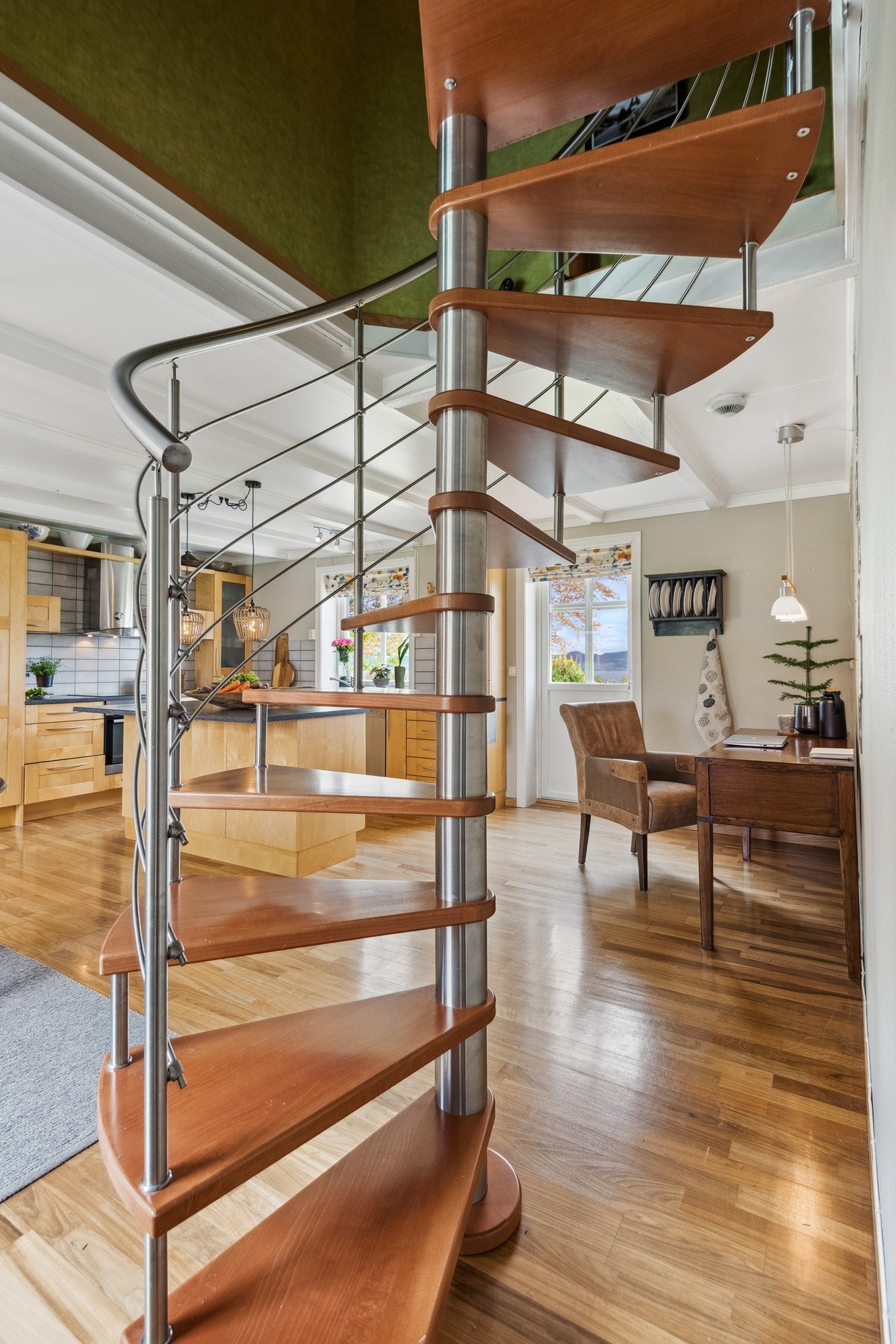 Vindeltrapp opp fra kjøkken til stue i andre etasje. Galleribilde