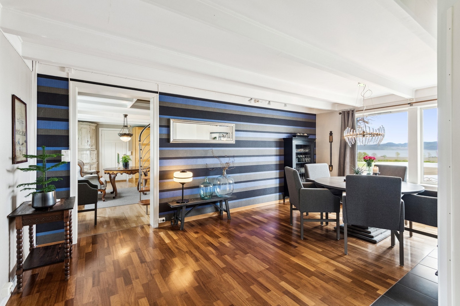 Spisestue i hovedetasjen. Galleribilde