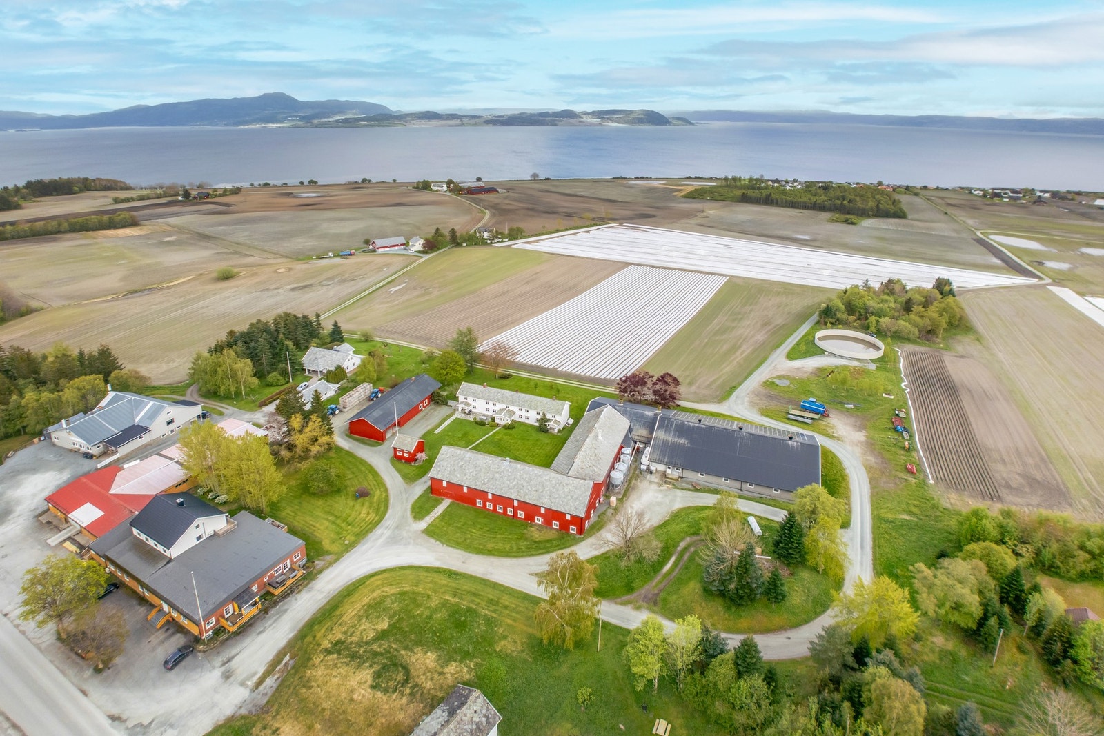 Her ser man gården og jorda nedover mot sjøen. Galleribilde