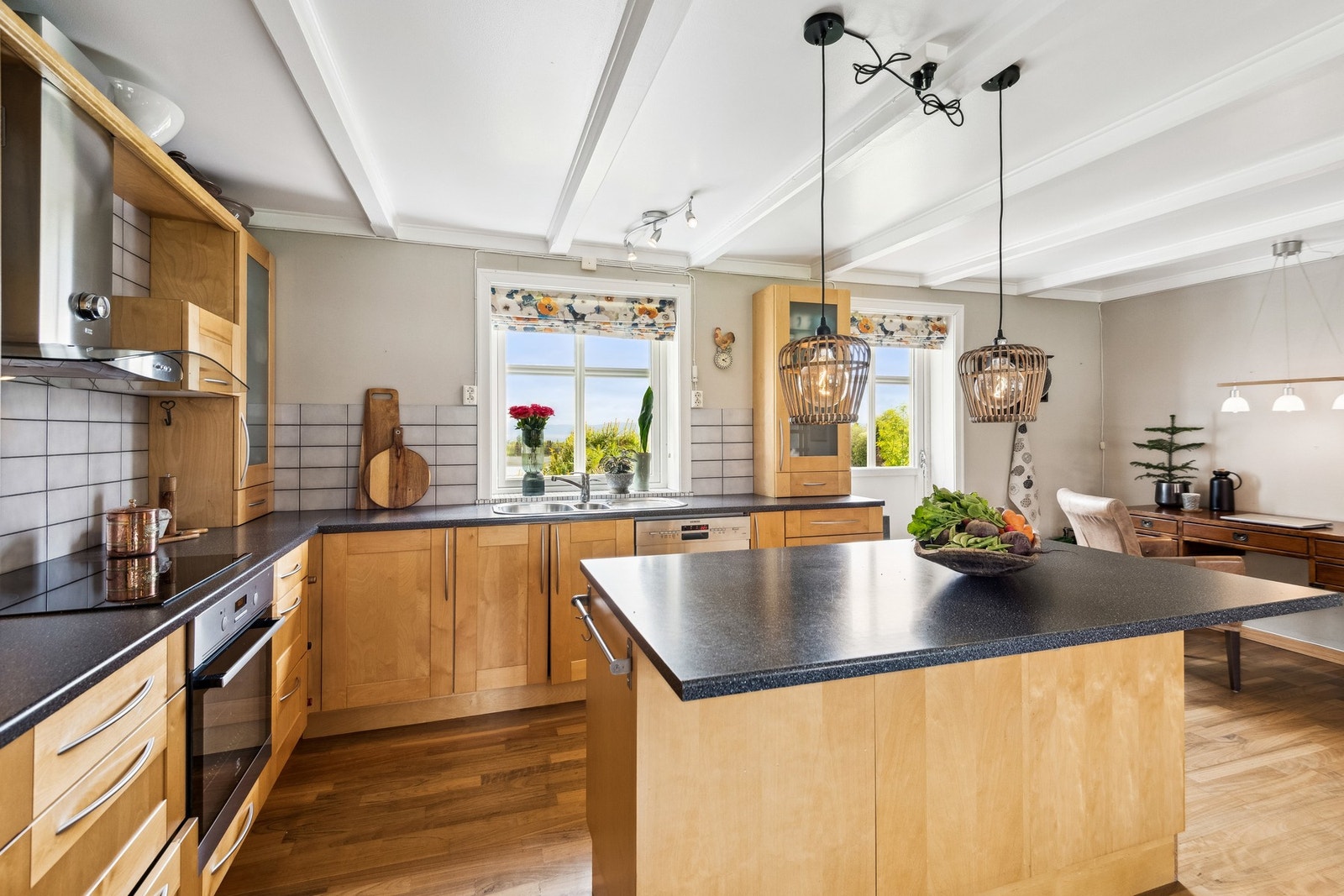 Romslig kjøkken. Galleribilde