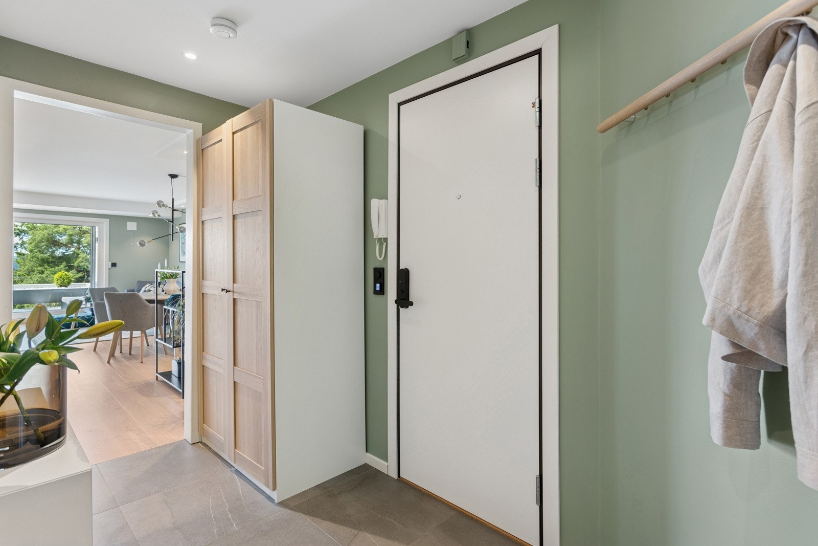 Fra entré med god plass til garderobe Galleribilde