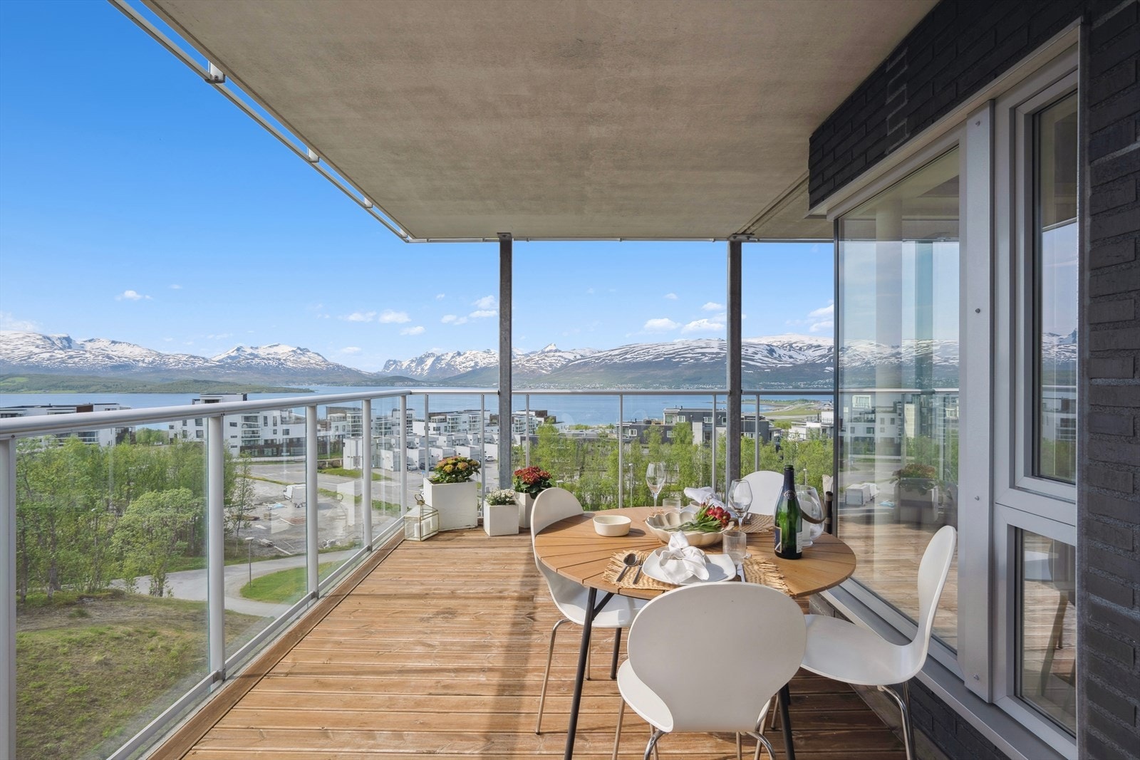 Balkong på 22 kvm med gode sol og utsiktsforhold. Galleribilde