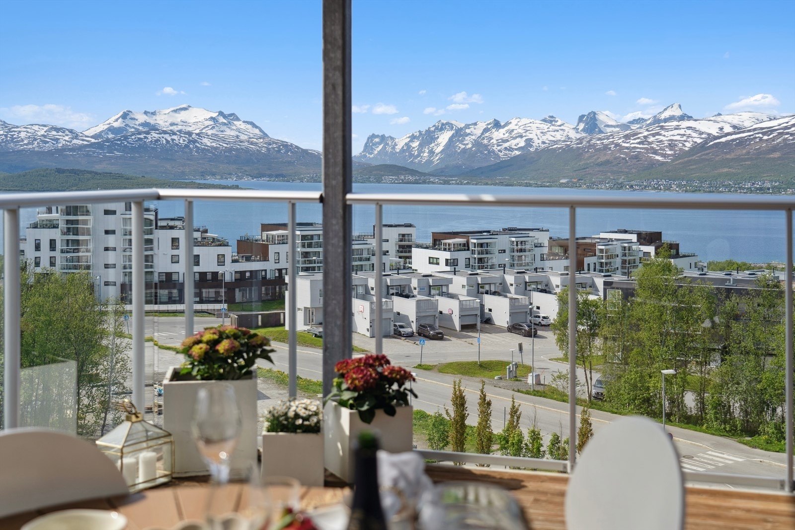 Utsikt mot Sandnessundet, Kvaløya og fjellene i bakkant. Galleribilde