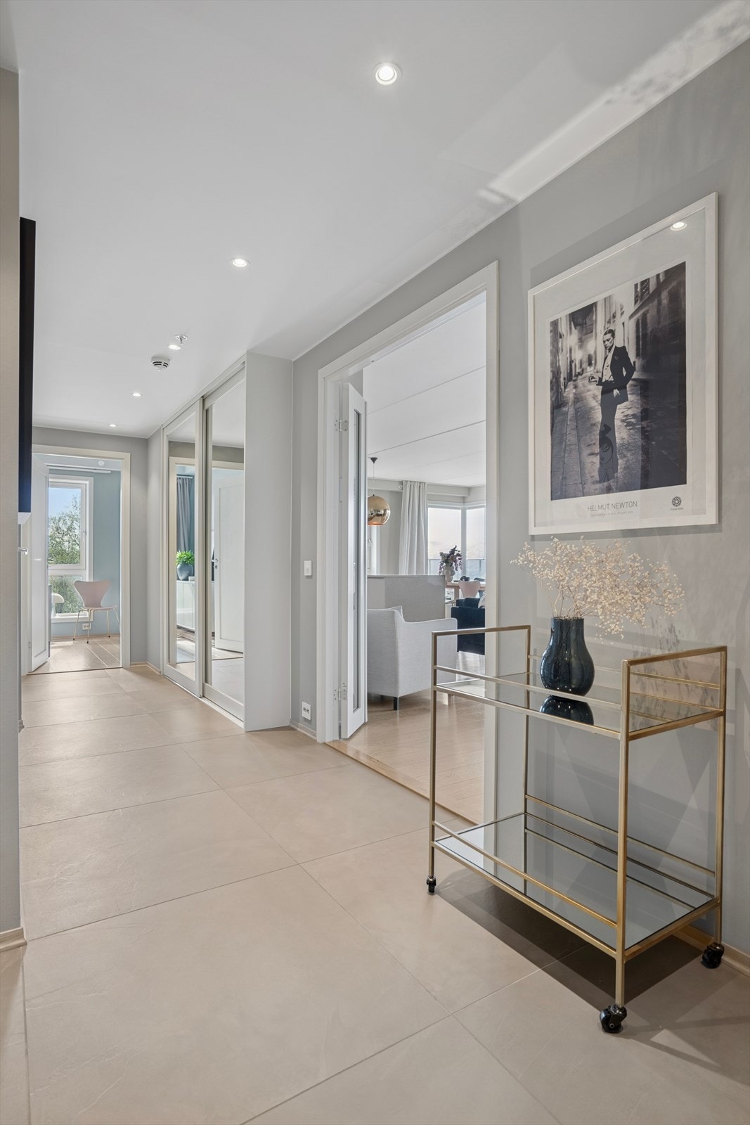 Flislagt entré og gang. Galleribilde