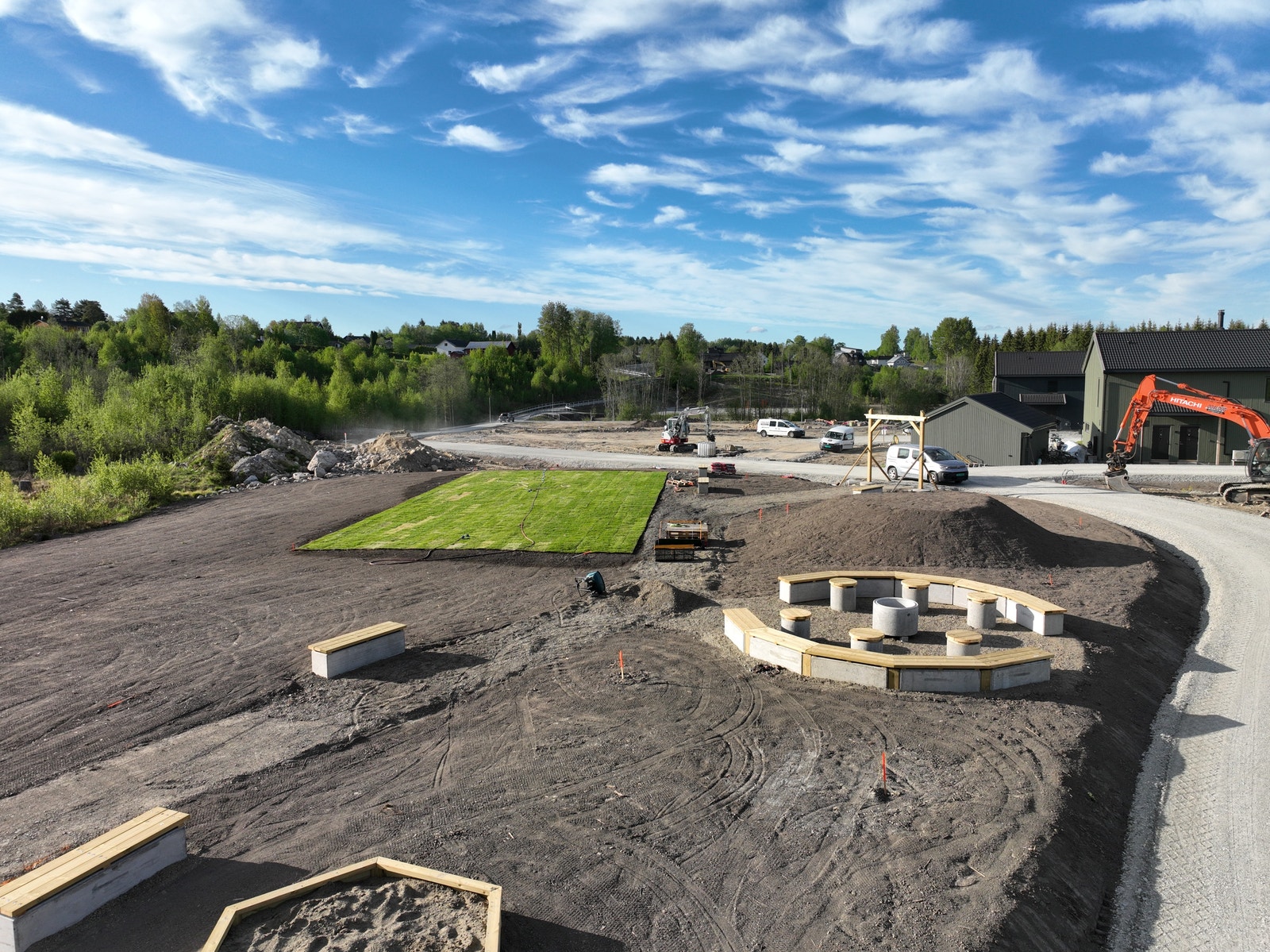 Tomtefeltet blir fint opparbeidet med bla lekeplass Galleribilde