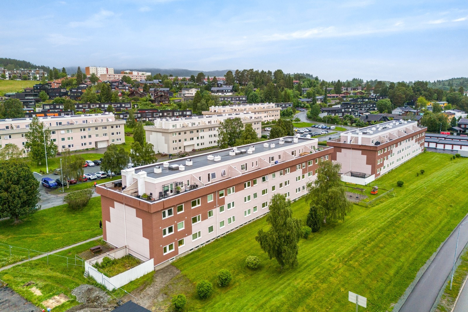 Grøntarealene er pent opparbeidet med benkeplasser, trasèer og friområder man kan benytte gjennom flotte sommerdager. Galleribilde