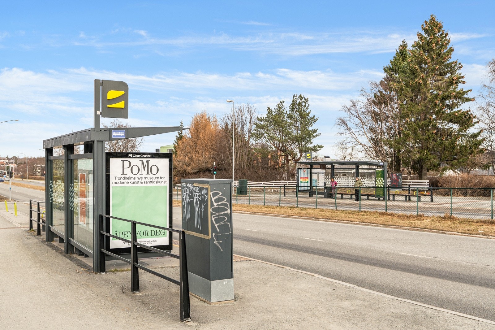 Det er hyppige bussavganger med flere holdeplasser i gangavstand fra leiligheten, hvorav den nærmeste ligger kun 100 meter unna. Reisetiden til sentrum er på ca. 15 minutter. Galleribilde