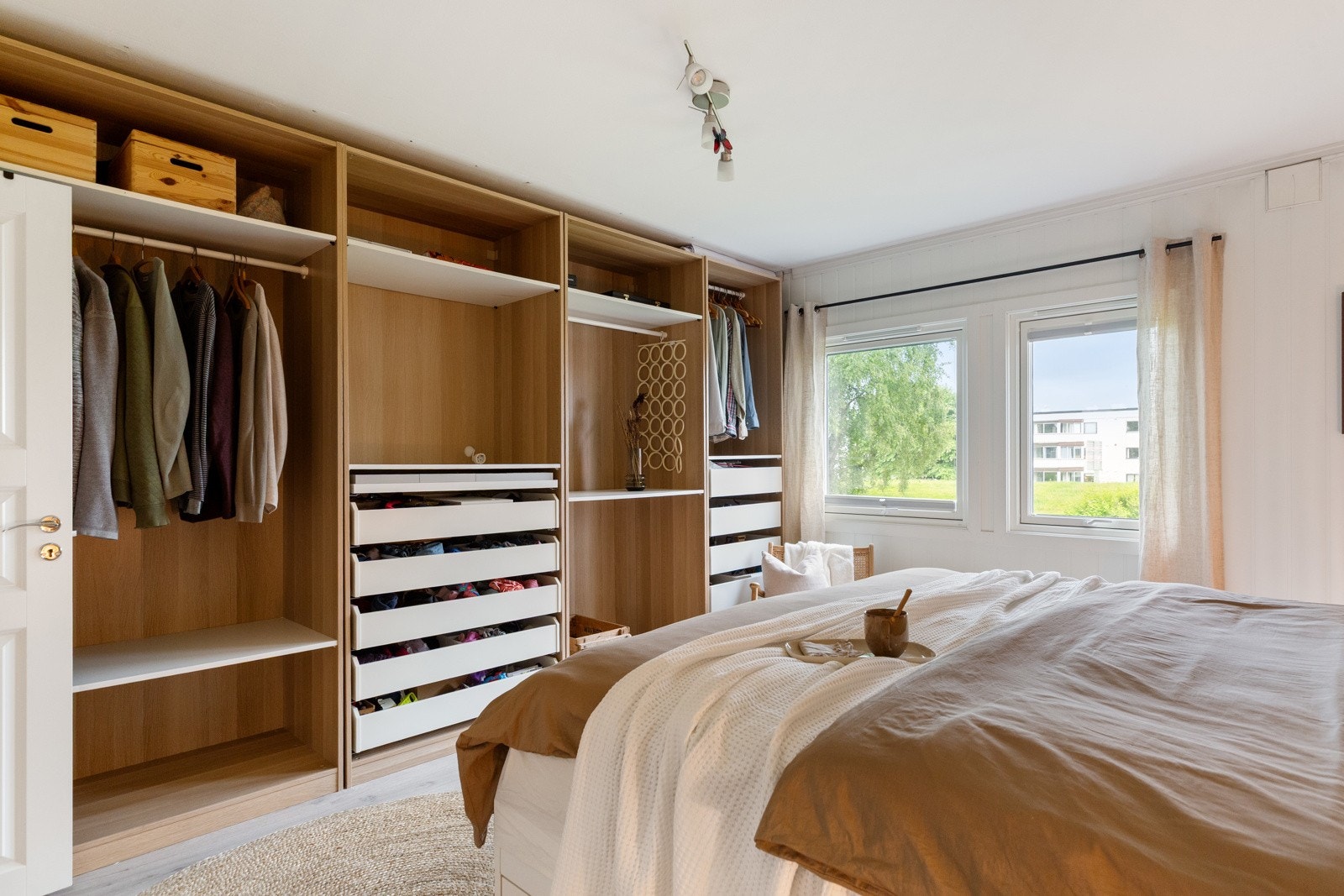 Inne på soverommet er det stor plassbygd garderobeløsning. Galleribilde