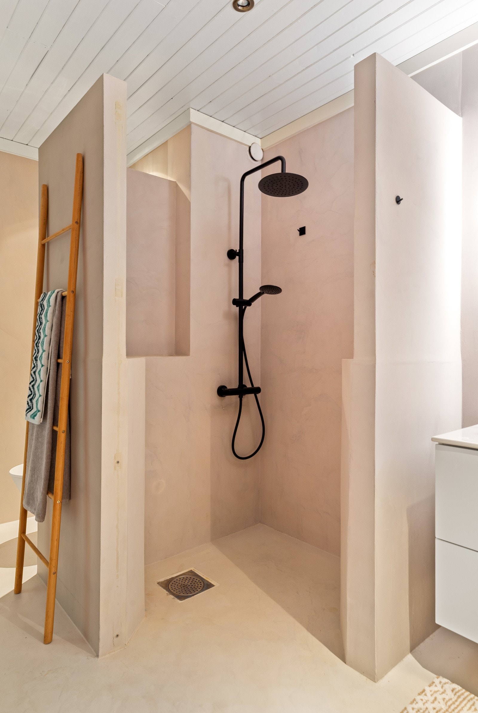 Badet er utstyrt med stort dusjhjørne med tropèdusj, stort speil, opplegg for vaskemaskin, varmtvannsbereder, toalett og selvfølgelig behagelig varme i gulvet. Galleribilde