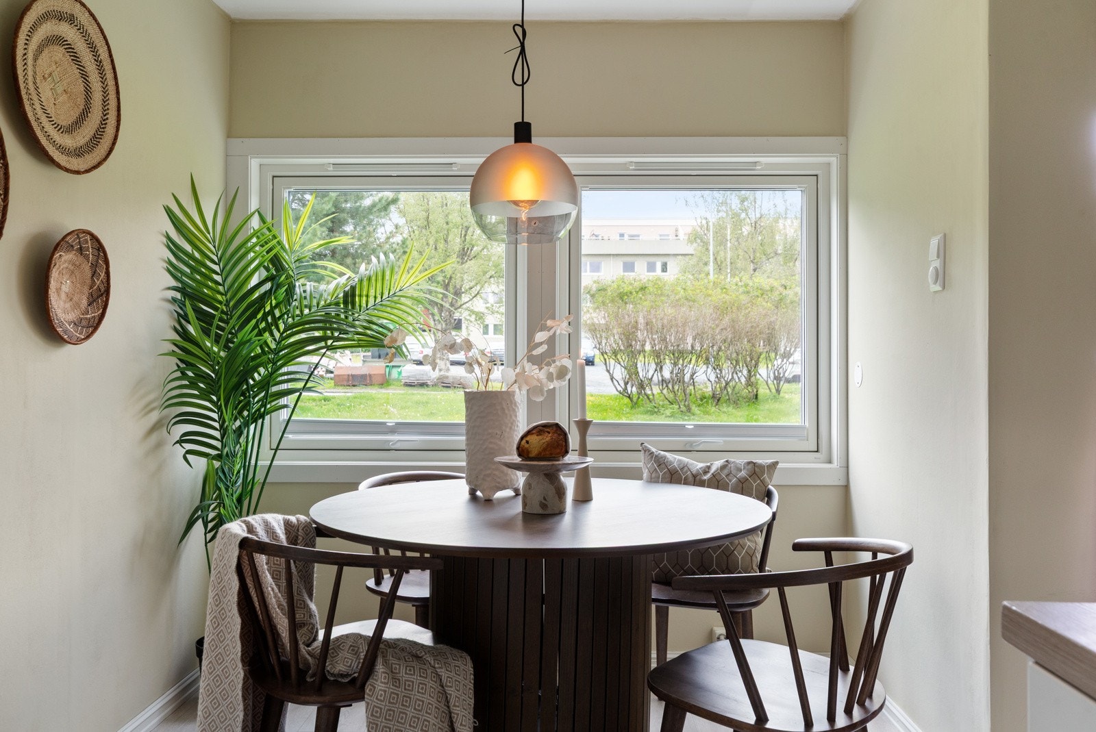 God plass til hyggelig spisegruppe ved vinduet. Galleribilde